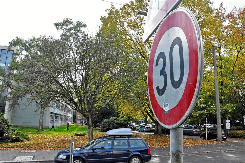 Tempo 30 ist nicht auf jedem Schulweg möglich An der Fridtjof-Nansen-Realschule gilt schon Tempo 30. Ihr Zugang ist direkt zur Langen Straße, daher ist die Drosselung hier möglich. Anders ist das etwa am EBG. Auch hier müssen viele Schüler zur und über die Bahnhofstraße, trotzdem darf dort laut Straßenverkehrsordnung an dieser Durchgangsstraße kein 30er-Schild aufgestellt werden. Wohl aber ein paar Meter weiter an der WBG. Denn auch dort gilt: Zugang direkt zur Straße.