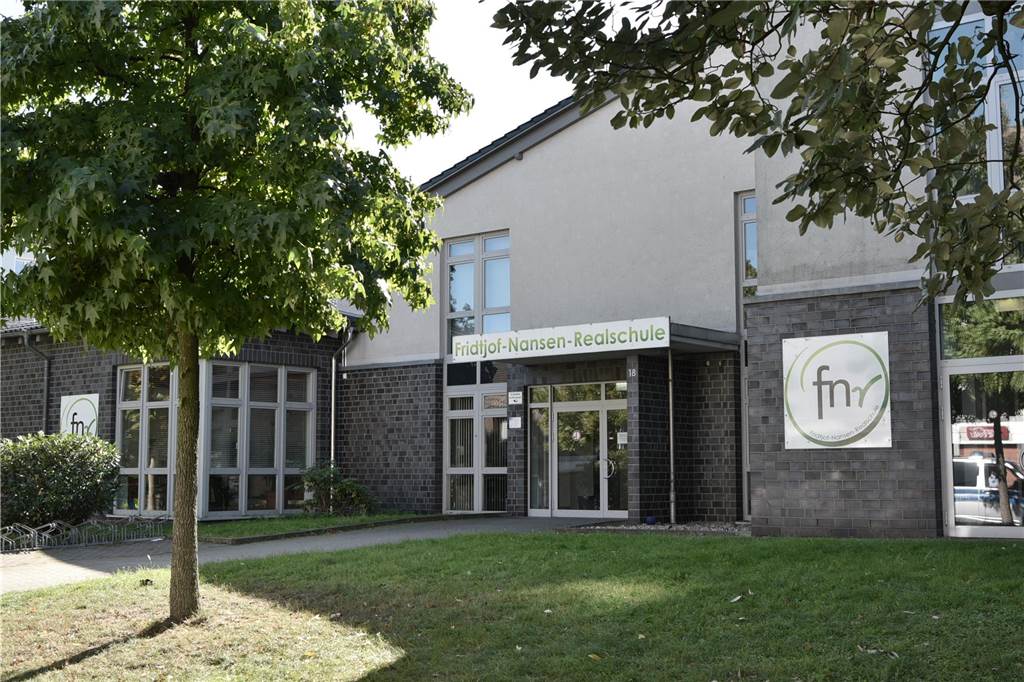 Schüler der Fridtjof-Nansen-Realschule planen Erdbeben-Hilfe Vor dem Haupteingang der Fridtjof-Nansen-Realschule scheint die Sonne. (Archiv)