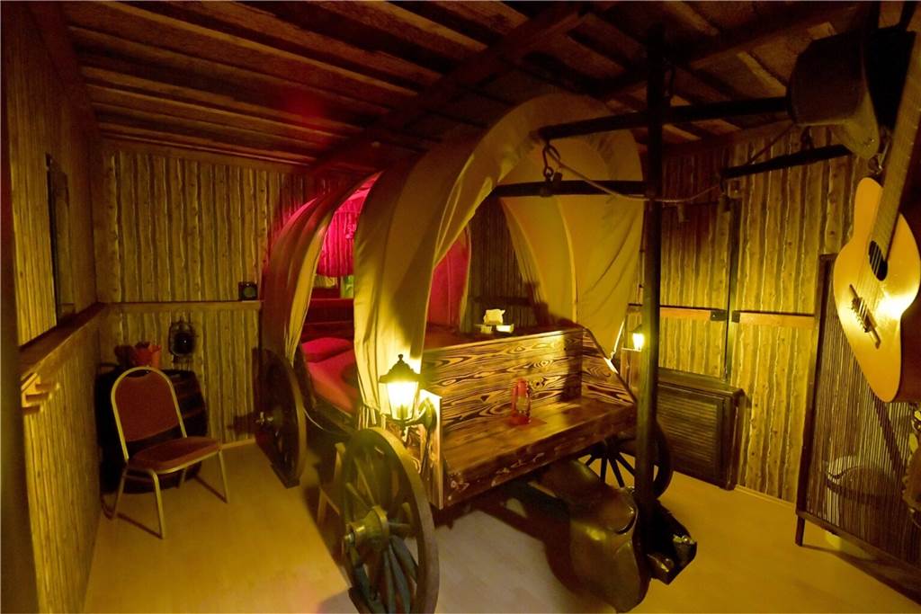 Neues Bordell in Lünen: So sieht die Stadt die Folgen für den Ortsteil An der Frydagstraße gibt es bereits das Museumshotel mit Themen-Zimmern. Im Wild-West-Raum steht ein Planwagen.
