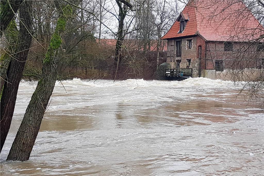 Hochwasser an Stever und Lippe: Sperrung für Schiffsverkehr und Überflutungen An der Füchtelner Mühle ist die Stever so hoch wie seit Langem nicht mehr.