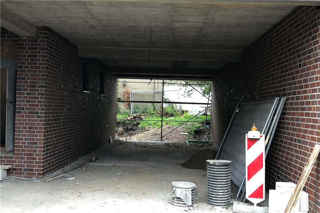 Pläne für mehrere Neubauten am Markplatz Olfen nehmen Gestalt an An der Funnenkampstraße wurde bereits neu gebaut. Hier gibt es eine Durchfahrt, die noch vor einer Wand endet. Dort sollen später Parkplätze entstehen, sagt Bürgermeister Wilhelm Sendermann.