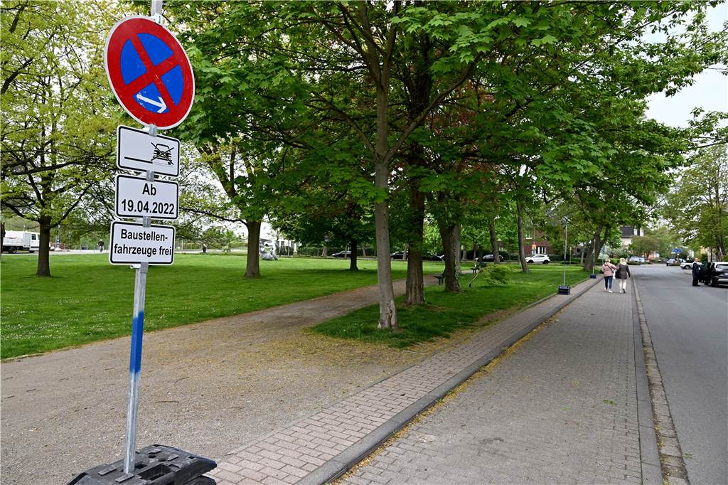 Umbau Persiluhr: Parkverbot auf Parkstreifen könnte bis zu einem Jahr dauern An der Gartenstraße ist das Parken seit dem 19. April verboten. Der Platz ist bis auf weiteres reserviert für Baustellenfahrzeuge.