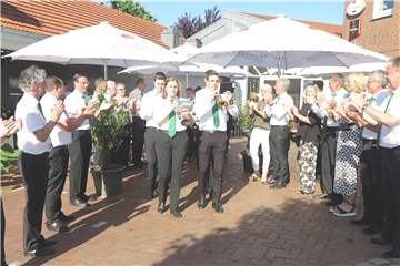 An der Gaststätte Nappenfeld´s ließ eine Bläsergruppe am Sonntag Marschmusik erklingen.