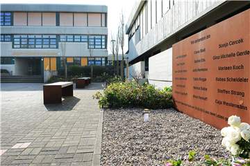 An der Gedenkstätte auf dem Schulhof versammelt sich am Montag die Schulgemeinde.