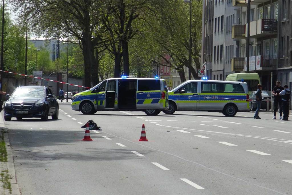 Molotow-Wurf auf Spielplatz: „Ein Meter weiter und die Frau hätte gebrannt“ An der Gneisenaustraße stellten Polizisten einen Mann, der auf einem Spielplatz zwei Familien bedroht hatte und stoppte ihn mit einem Schuss.