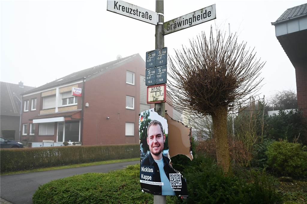 An der Gräwingheide in Altendorf-Ulfkotte haben Unbekannte ein Wahlplakat in Brand gesteckt.