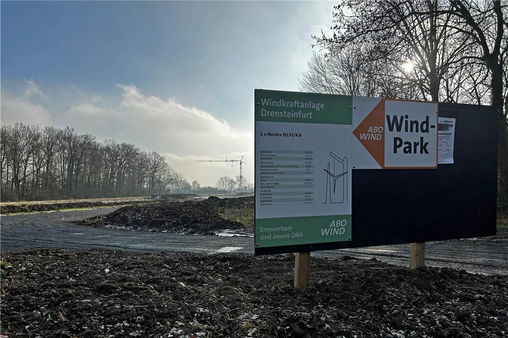 Windpark Forsthövel: Bürger können sich finanziell beteiligen Ein Schild weist auf den Standort des Windparks in Herbern hin.