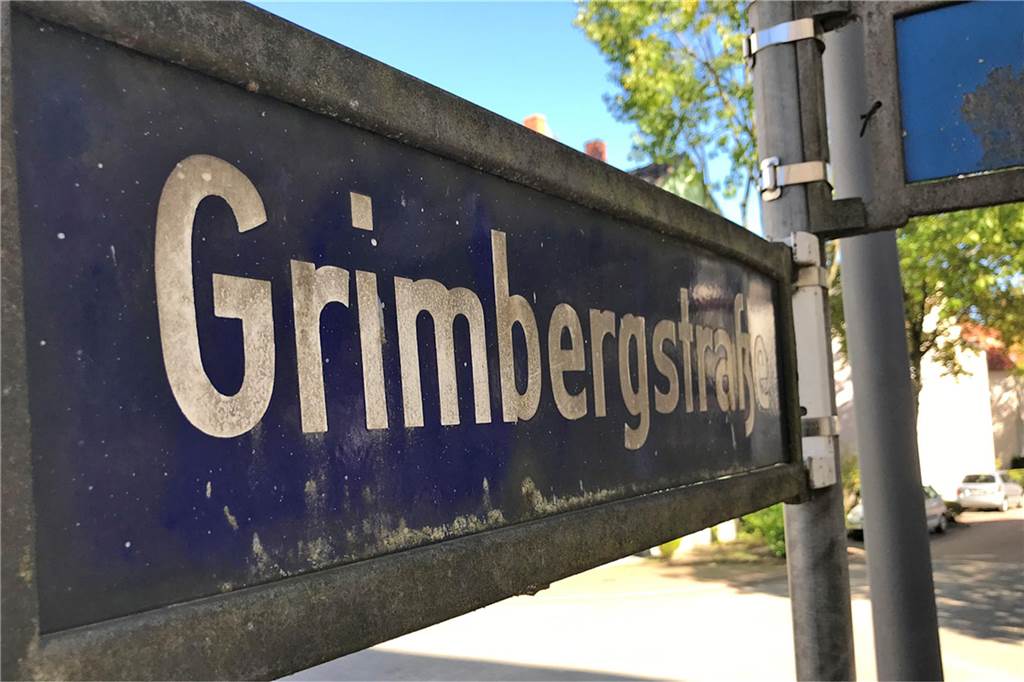 Baukrise wirkt sich aus: Großes Neubauprojekt auf Schwerin liegt auf Eis Zu sehen ist das Straßenschild der Grimbergstraße in Castrop-Rauxel.