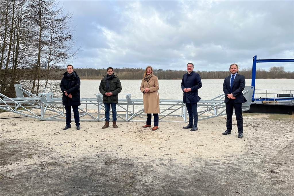 Riesige Solaranlage für den Silbersee III steht in den Startlöchern An der größten schwimmenden PV-Anlage in Deutschland sind beteiligt (v.l.): Daniel Duric (Quarzwerke), Markus Schramm (Quarzwerke), Nina Frense (RVR), Oliver Seidel (RVR) und Gottfried Eberle (BayWa).