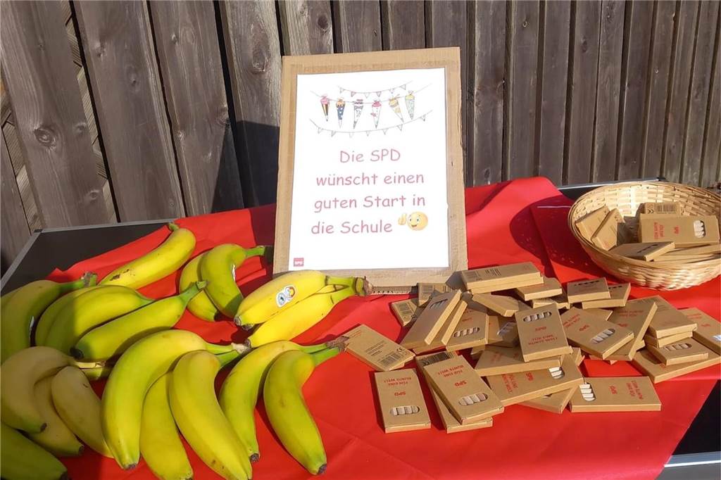 SPD verteilt rote Partei-Brotdosen an Schulen: Kritiker wagt AfD-Vergleich An der Grundschule am Busch gab es Bananen und Buntstifte für die Erstklässler.