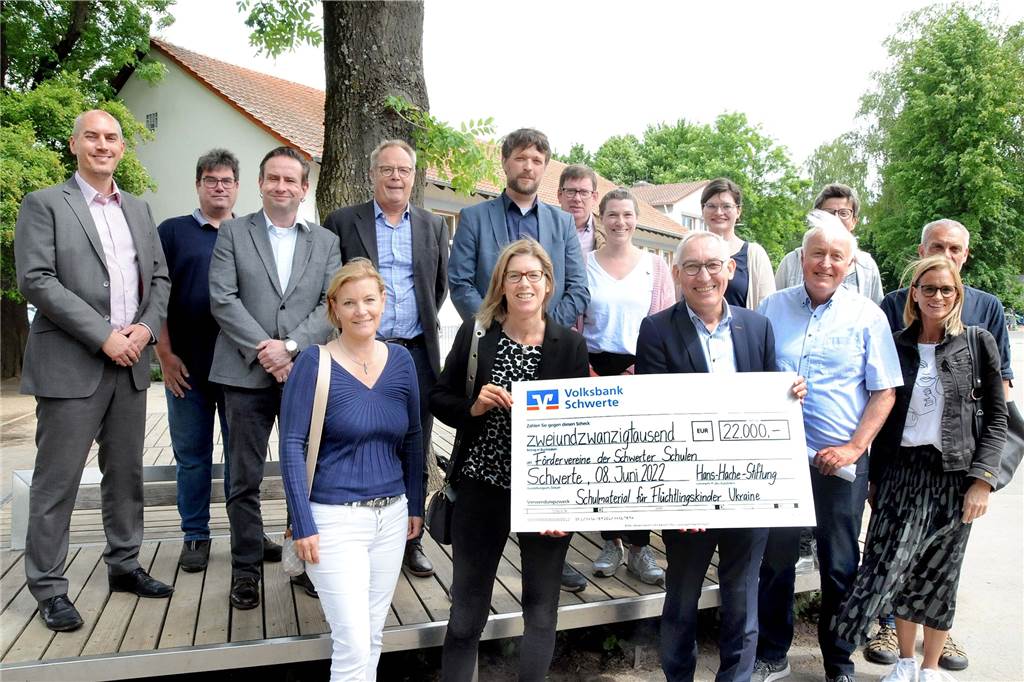 Ausnahmsweise anders: Hache Stiftung unterstützt ukrainische Schüler An der Grundschule im Ortsteil Villigst, wo Namensgeber Hans Hache seine Landwirtschaft betrieb, übergab die Hans Hache Stiftung die 22.000-Euro-Spende zur Förderungen ukrainischer Flüchtlingskinder an Vertreter aller elf Schwerter Schulen.