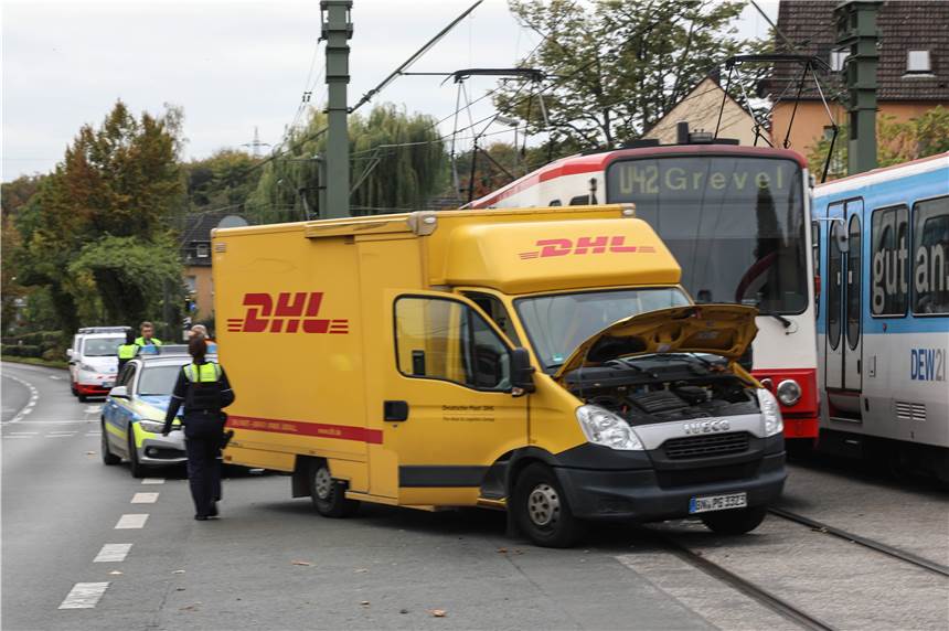 An der Haltestelle An den Teichen sind ein Lieferwagen und eine Stadtbahn zusammengestoßen.
