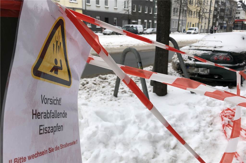 Gefahr von oben: Zwei Tipps können Dortmundern aktuell das Leben retten An der Hamburger Straße, Höhe der Stadtbahn-Haltestelle Lippestraße, wird vor Gefahr durch Eiszapfen gewarnt. Diese hängen an einem Geschäftshaus.