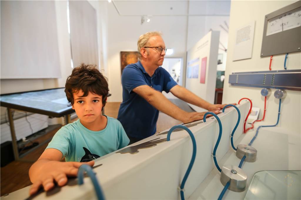 Als kleiner Stahlarbeiter im 3D-Stahlwerk An der Handbatterie ist Berühren erwünscht.