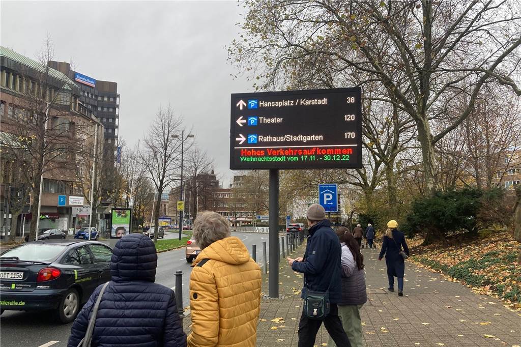 Lange Staus in der City: Neues Parkleitsystem läuft noch nicht rund An der Hansastraße werden vom Parkleitsystem die freien Parkplätze angezeigt - bislang allerdings nur für die Dopark-Parkhäuser.
