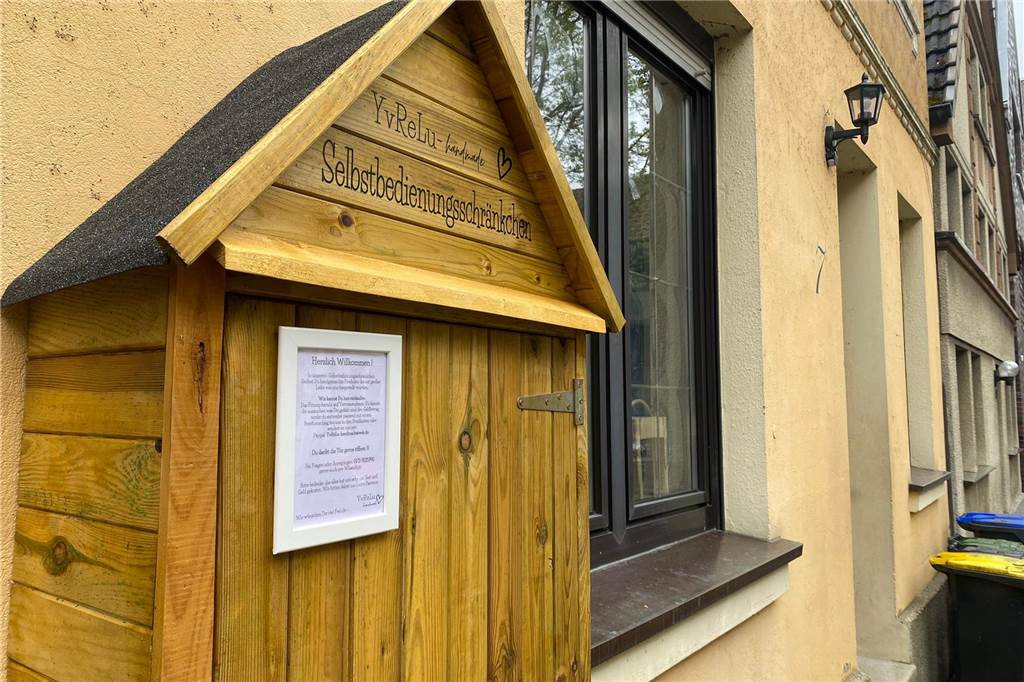 Einkaufen auf Vertrauensbasis bei YvReLu Selbstbedienungsschränkchen hängt an der Hauswand