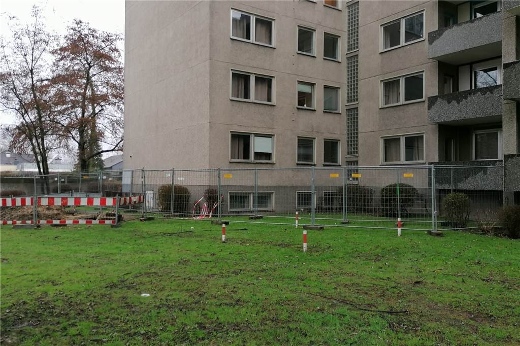 Die Woche in Werne: Hundekot, Wohnquartier und Messer-Bedrohung An der hinteren Seite des Hauses am Holtkamp in Werne steht nun ein Bauzaun. Die Lage unter den Bewohnern, die seit Freitag in Quarantäne sind, hat sich nach dem Einsatz der Polizei wieder beruhigt.