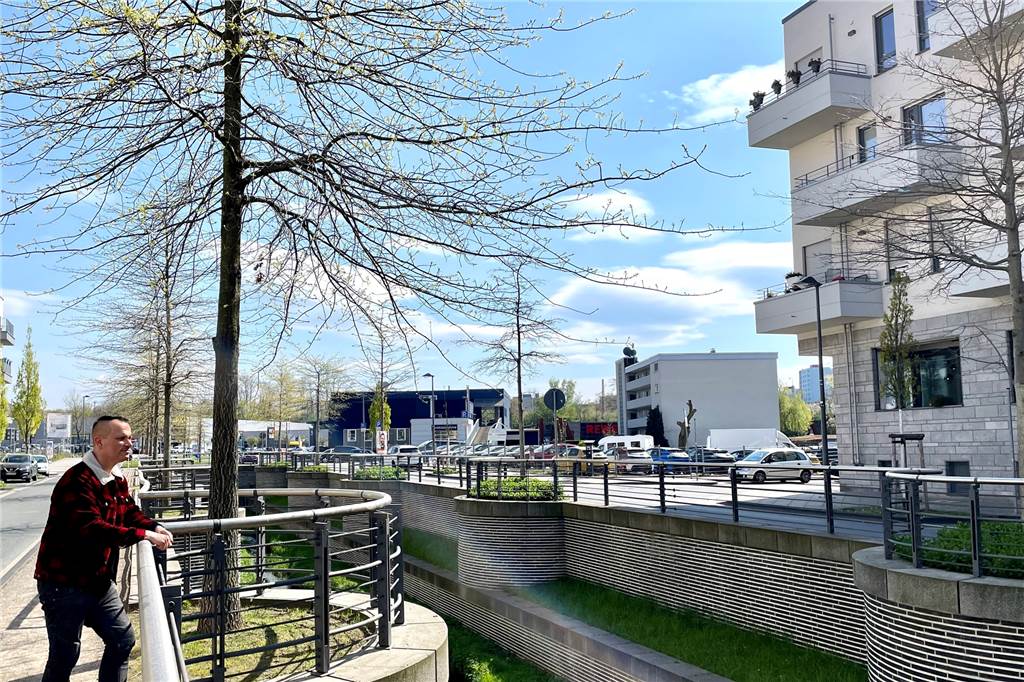 Auto-Poser am Phoenix-See nerven trotz Straßensperrung: „Wie am Nürburgring“ An der Hörder-Bach-Allee wünschen sich Anwohner in Höhe des Clarissenhofs Bodenschwellen oder Berliner Kissen.