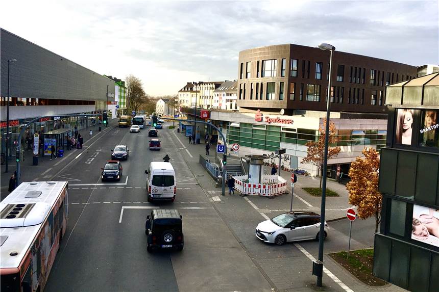Messerangriff auf 19-Jährigen – weil er Fahrradwurf von Brücke beanstandete An der Hörder Bahnhofstraße soll sich der Vorfall in der Nacht zu Samstag ereignet haben.