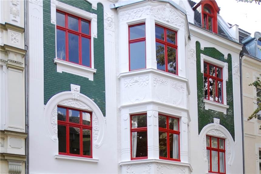 Ein Spaziergang führt zu den Schönheiten des Jugendstils in Hörde An der Hörder Rathausstraße gibt es viele Häuser im (modernen) Jugendstil. Stadtführer Wolfgang Kienast erzählt den Besuchern etwas über den Hintergrund der Gebäude.