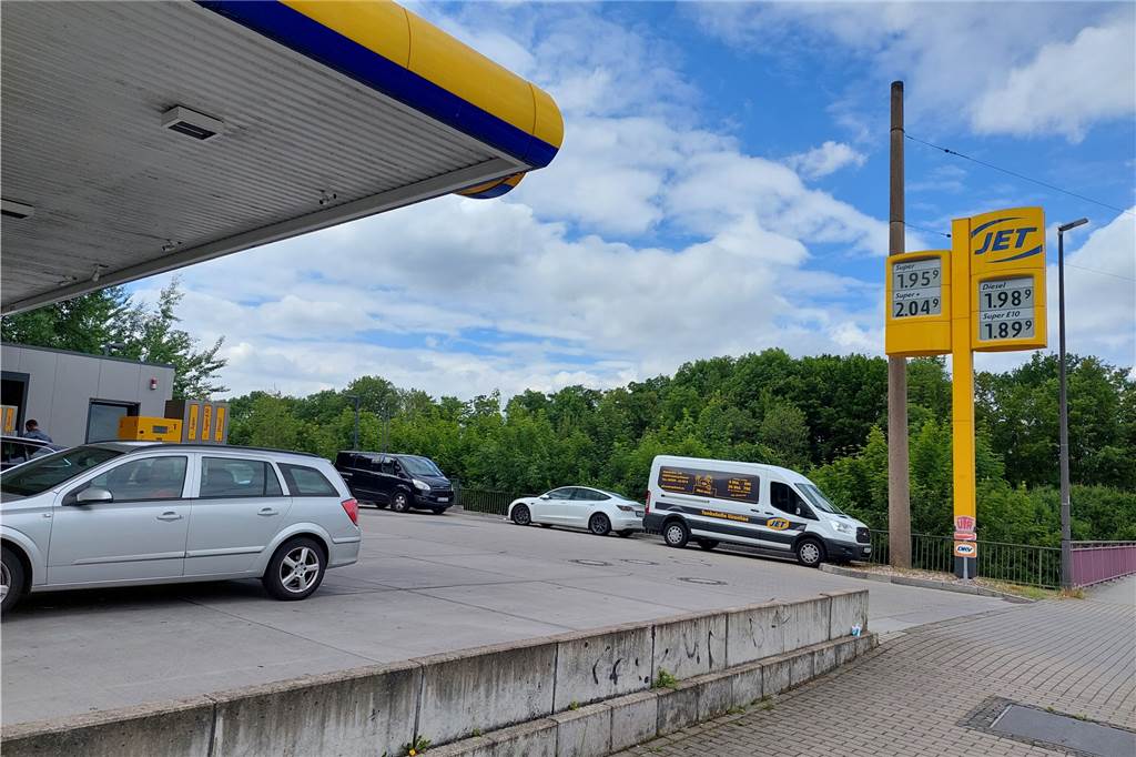 Spritpreise steigen trotz Tankrabatt: Castrop-Rauxeler fühlen sich „verarscht“ An der Jet-Tankstelle in der Bahnhofstraße, Castrop-Rauxel, kostet Diesel am Freitagnachmittag (10. Juni) 1,98 Euro pro Liter.