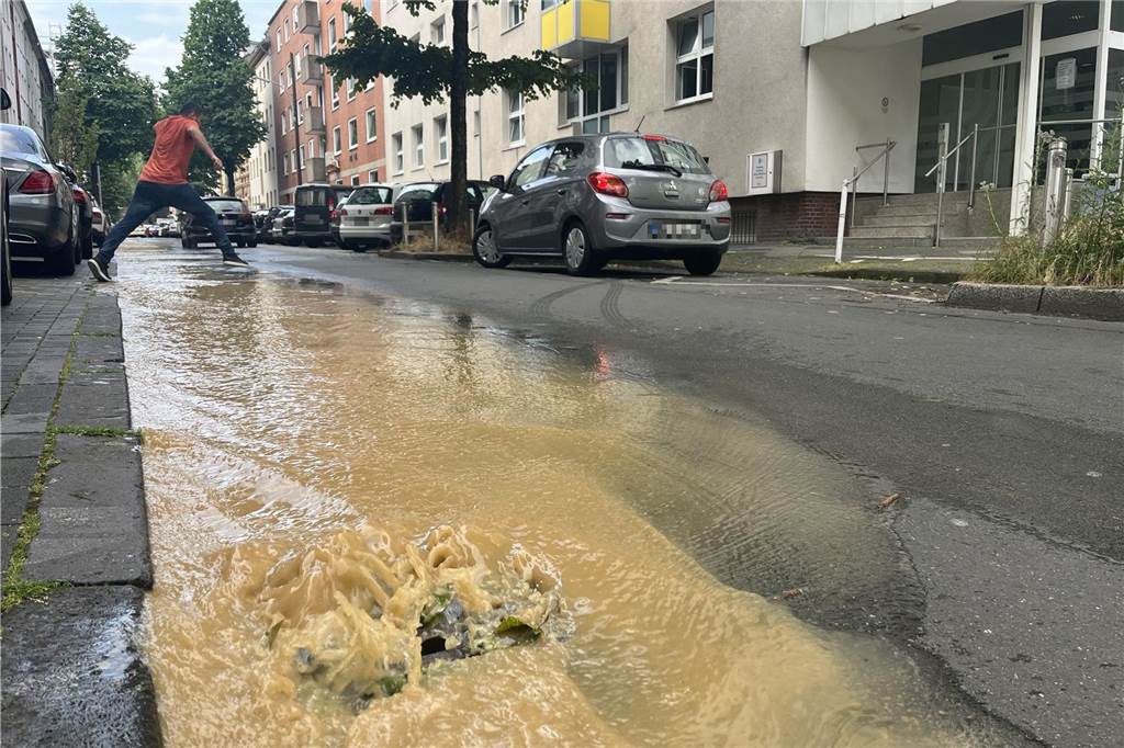 Wasser in Klinik, Bäume auf Gleisen: Gewitter richtet in Dortmund große Schäden an An der Johannesstraße drücken die Wassermenge aus der Kanalisation nach oben.