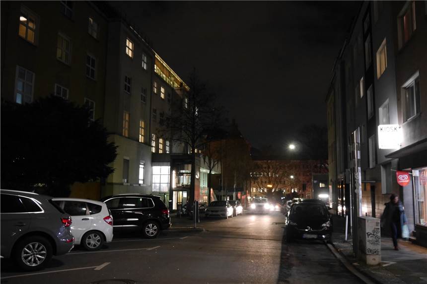 Schalker lauern BVB-Fans in Dortmund auf und greifen Polizisten an An der Johannesstraße haben vermummte Täter auf einen am Boden liegenden Mann eingetreten.