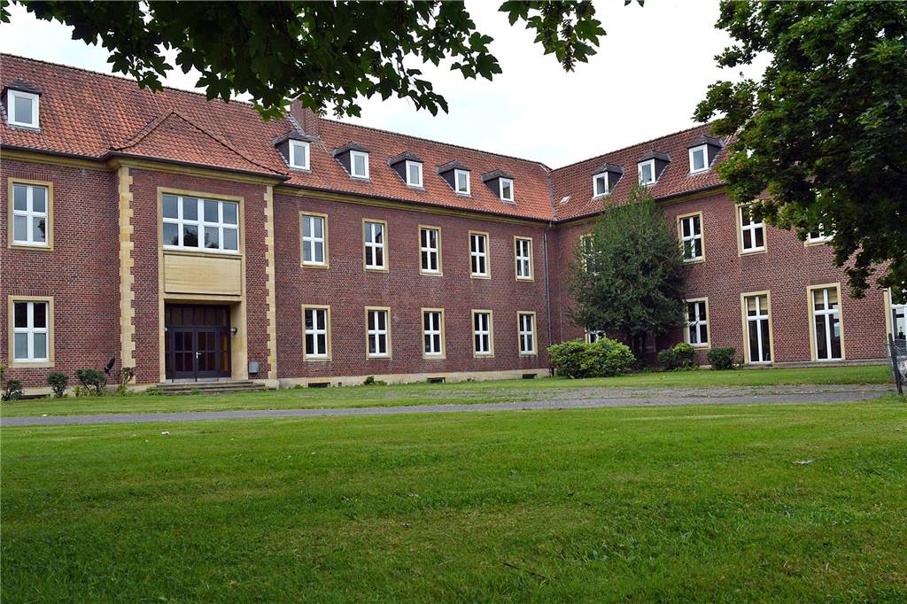 Einbrecher erbeuteten mehr als 30 Laptops in der Hauptschule An der Joseph-Hennewig-Hauptschule wurde Mitte Dezember ein ganzer Satz Tablets gestohlen.