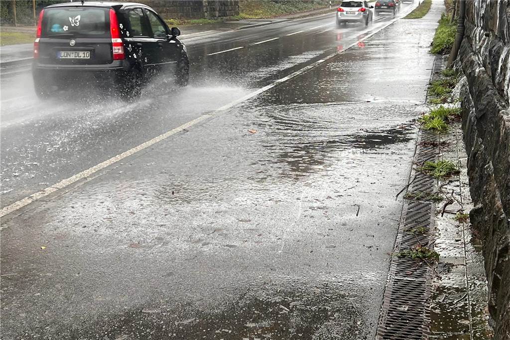 An der Kamener Straße dringt Wasser von der Lippe auf die Straße.