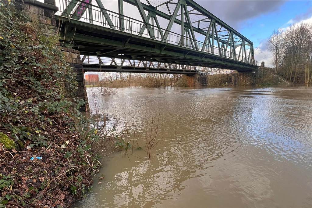 An der Kamener Straße drückte sich die hohe Lippe sogar durch ein Mauerwerk.