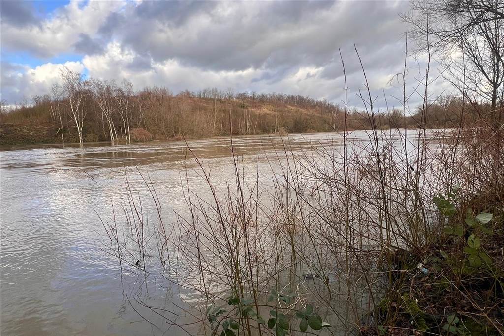An der Kamener Straße drückte sich die hohe Lippe sogar durch ein Mauerwerk.
