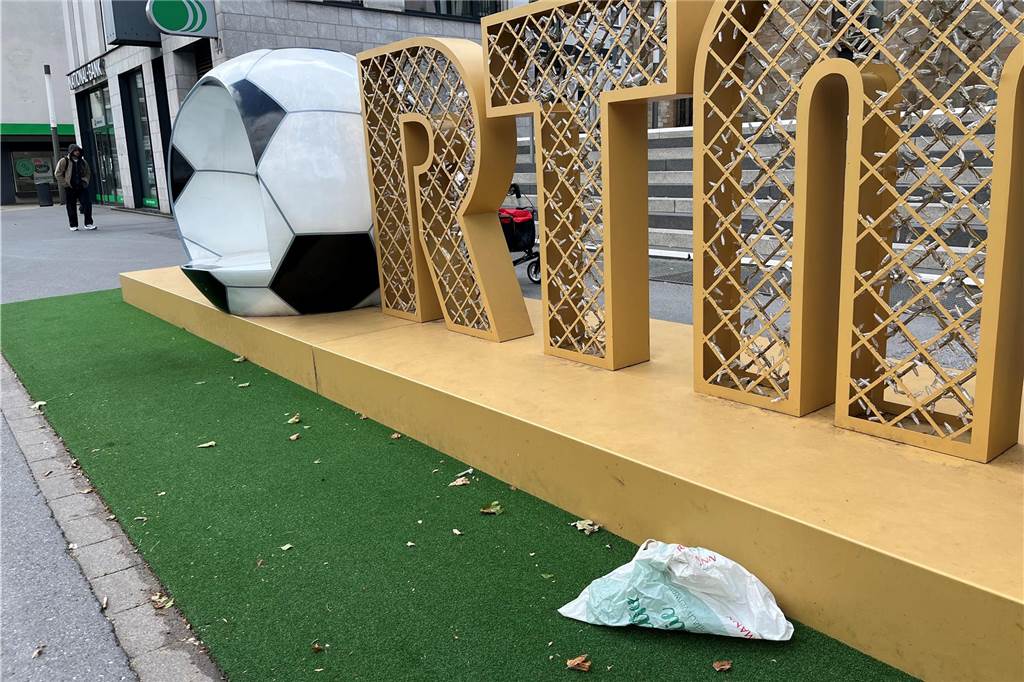 An der Kampstraße steht passend zur EM ein "Dortmund"-Schriftzug in Fußball-Optik. Doch auch dieser ist bereits mit Müll verschmutzt.