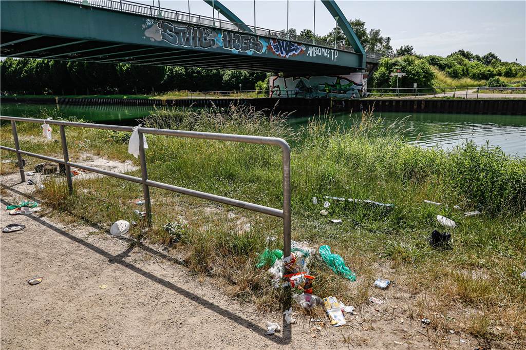 Krawall am Dortmunder Kanal: Spuck-Attacken, Müll und Wurfgeschosse An der Kanalbrücke Ellinghauser Straße liegen nicht nur Berge von Müll, es sollen auch Steine auf Ruderboote geworfen worden sein.