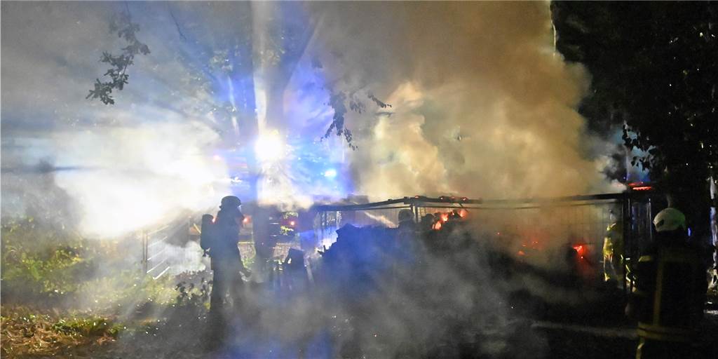 Brandstiftung? Polizei suchte in der Nacht mit einem Hubschrauber nach Verdächtigen An der Kippheide brannte ein Kaminholzlager.