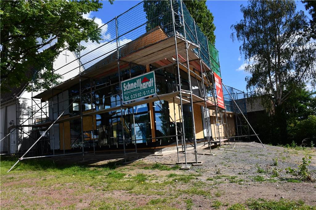 Das war einmal das Walter-Gerhard-Haus: Gemeindehaus vollständig abgerissen An der Kirche entsteht ein Anbau. Hier sollen in Zukunft Veranstaltungen stattfinden.