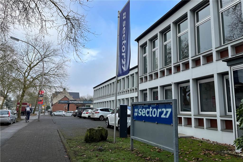Unternehmen boomt: Sector27 sorgt für Sicherheit im Internet Außenfassade von sector27 mit Bannern