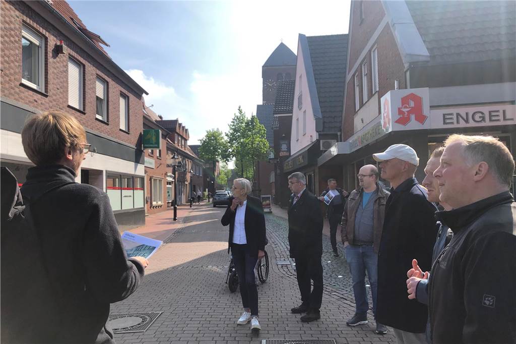 Südlohn anders sehen: Ortsrundgang mit Stadtplanern sensibilisiert Haltepunkt in der Kirchstraße