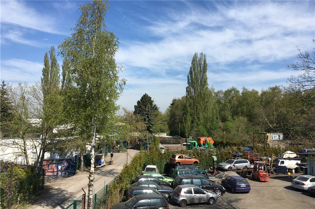 Wohnhaus und Parkplätze für Fitness-Club auf der Halde der Zeche Crone An der kleinen Stichstraße von Hacheneyer Seite liegen Kfz-Werkstätten, Autoverwerter und eine Lackiererei.