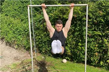 An der Klimmzugstange in seinem Garten macht Philipp Dubicki vom SV Herbern Calisthenics, eine Sportart ganz ohne Gewichte.