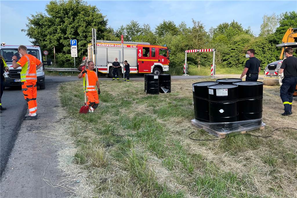 Flächenbrand auf dem Lippedamm, Einsatz an der A 31 An der Königsberger Allee im Bereich der A 31 war Bitumen aus einem umgestürzten Fass ausgelaufen.