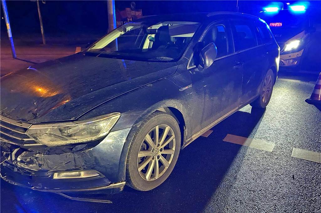 Nach Unfall in Kreuzung: Kurzfristige Lösung für defekte Ampelanlage Auto mit Schaden