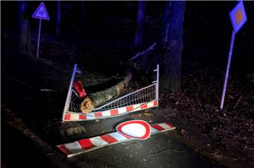 An der Kreuzung Granatstraße / Rekener Straße hat ein dicker Ast eine Straßensperrung zerquetscht.