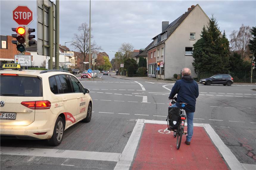 Stadt Lünen muss Ampeln wieder abbauen - weil sie Radfahrer irritieren An der Kreuzung Konrad-Adenauer-Straße/Moltkestraße sorgten neue Ampeln bei Radfahrern für Irritationen.