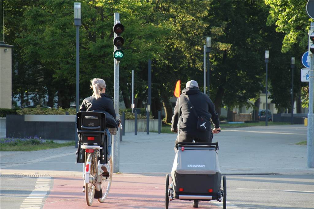Kontaktlose Rad- und Fußgänger-Ampeln: Stadt Lünen erteilt Absage An der Kreuzung Lange Straße/Viktoriastraße sind an den Ampelmasten zwar Drücker angebracht, betätigt werden müssen diese aber nicht. Die Grünphase für Radfahrer kommt automatisch.