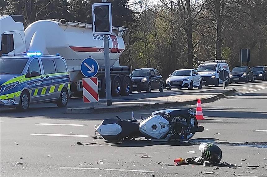 Unfall in Sythen: Motorradfahrer bei Kollision schwer verletzt An der Kreuzung Sythener Straße/Münsterstraße kam es zu einem Unfall zwischen einem Motorrad und einem Auto.