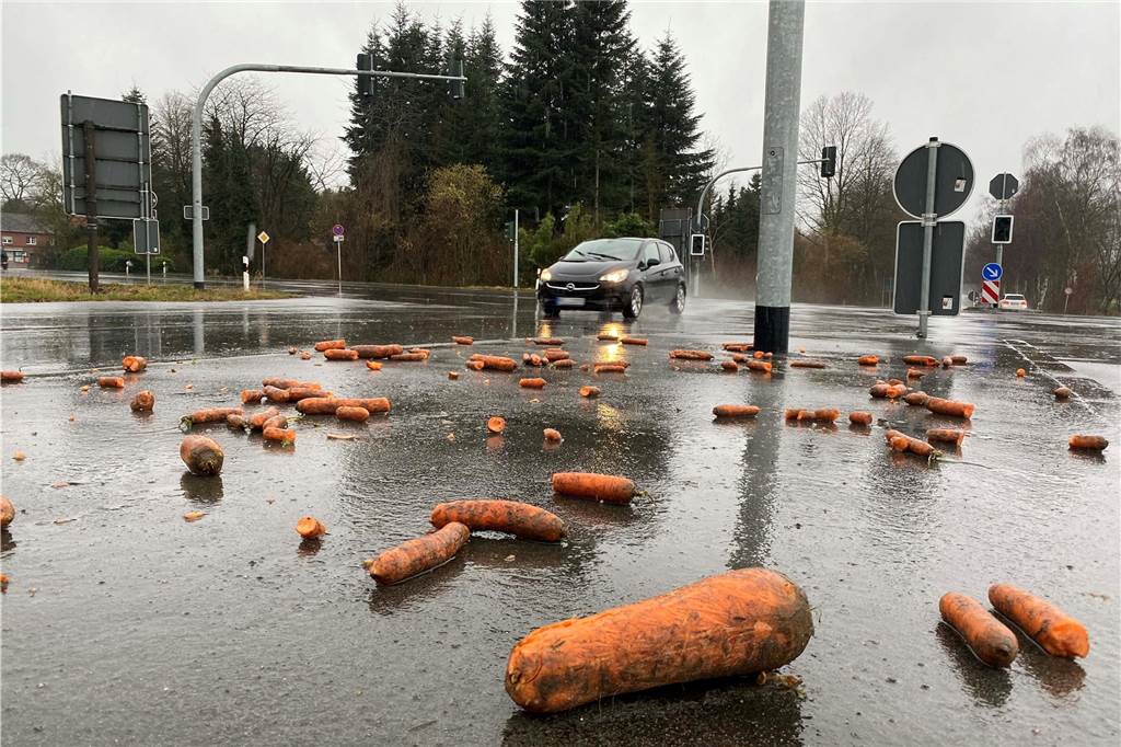 Ein Jahr und seine Bilder: Was hat uns in Haltern 2022 beschäftigt? An der Kreuzung Sythener Straße/Münsterstraße lagen die Möhren auf der Fahrbahn.