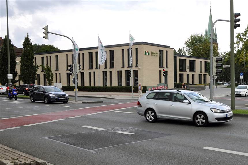 Zwei Radfahrer in Lünen greifen Autofahrerin und Beifahrer an An der Kreuzung Viktoriastraße / Lange Straße sind zwei Fahrradfahrer auf eine Autofahrerin und ihren Beifahrer losgegangen.