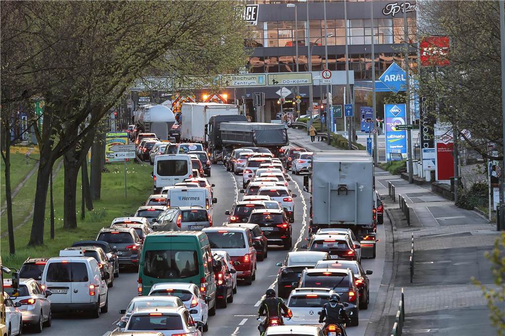 Bomben-Blindgänger in Dortmund gefunden: Helene Fischer verzögert Entschärfung An der Kreuzung von B1 und Voßkuhle wird der Verkehr wegen der Bomben-Entschärfung abgeleitet.