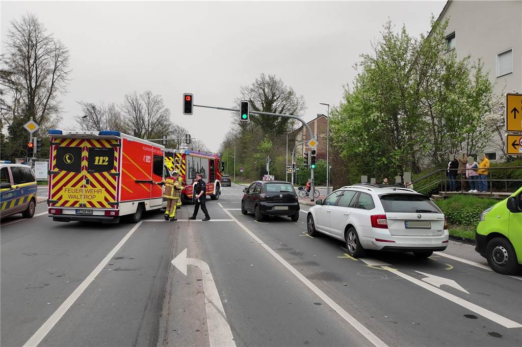 Eine Unfallstelle in Waltrop. Im Hintergrund sind Einsatzfahrzeuge von Feuerwehr und Polizei zu sehen.
