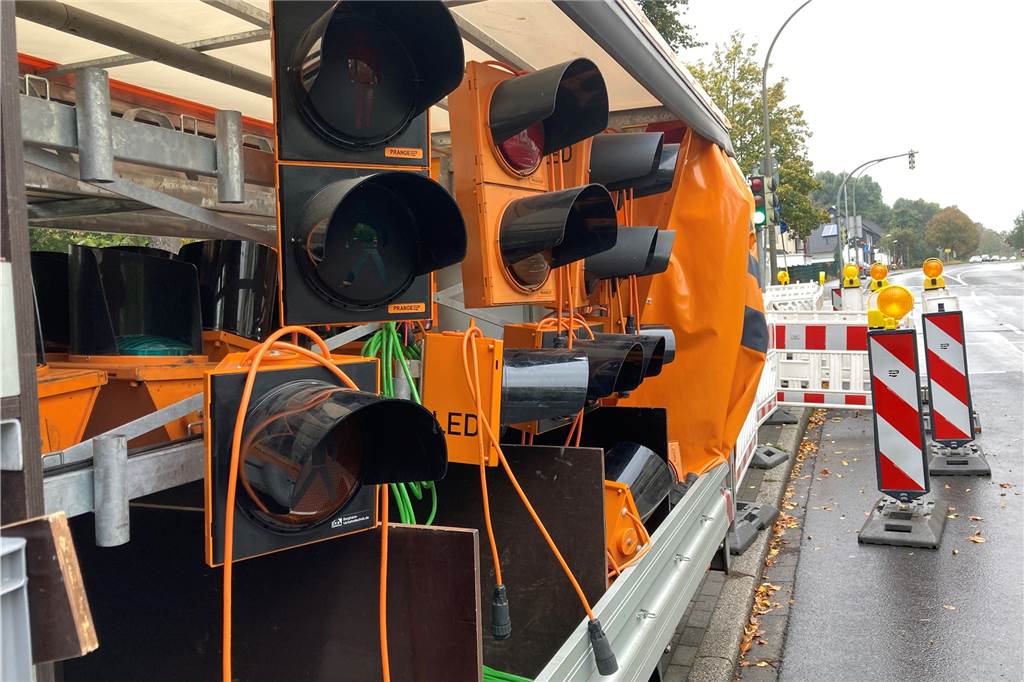 Kleines Loch, große Wirkung: Dortmunder Hauptverkehrsstraße wird einspurig An der Kreuzung von Emscherallee und Buschstraße montierte eine Fachfirma am Dienstagvormittag die Baustellenampeln.